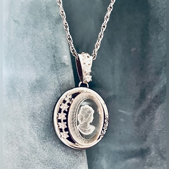 Statement Glass Carved Relief Intaglio Cameo Pendant w/Chain SilverTone Necklace - Picture 10 of 10